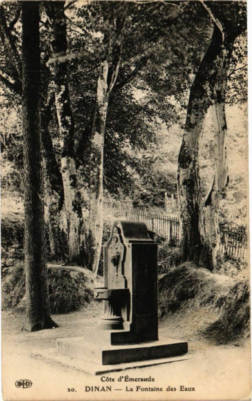 Carte postale ancienne Dinan - La Fontaine des Eaux à Dinan