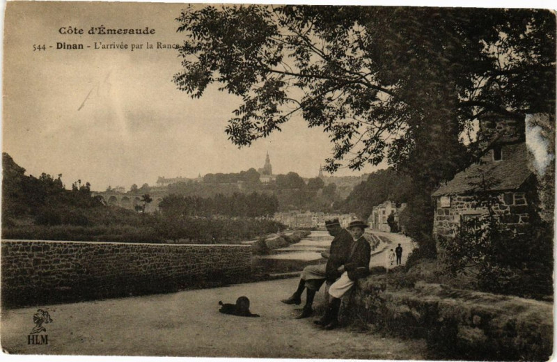 Carte postale ancienne Dinan - L'arrivée par la Rance à Dinan