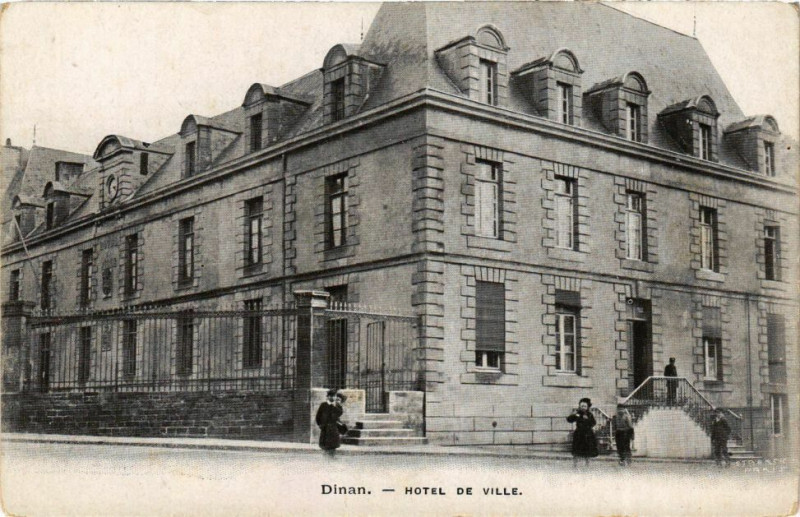 Carte postale ancienne Dinan - Hotel de Ville à Dinan
