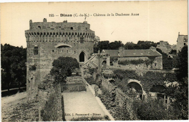 Carte postale ancienne Dinan - Chateau de la Duchesse Anne à Dinan