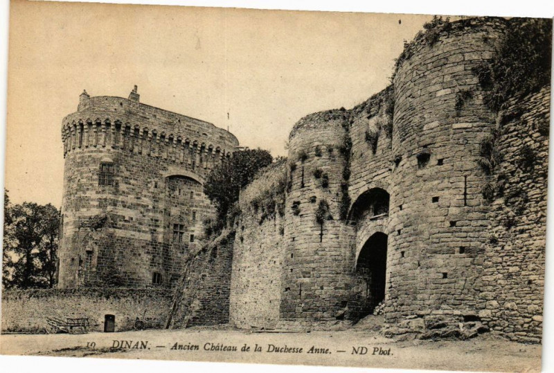 Carte postale ancienne Dinan - Ancien Chateau de la Duchesse Anne à Dinan