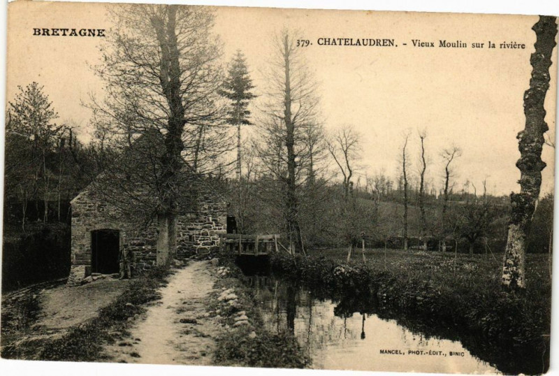 Carte postale ancienne Chatelaudren-Vieux Moulin sur la riviere