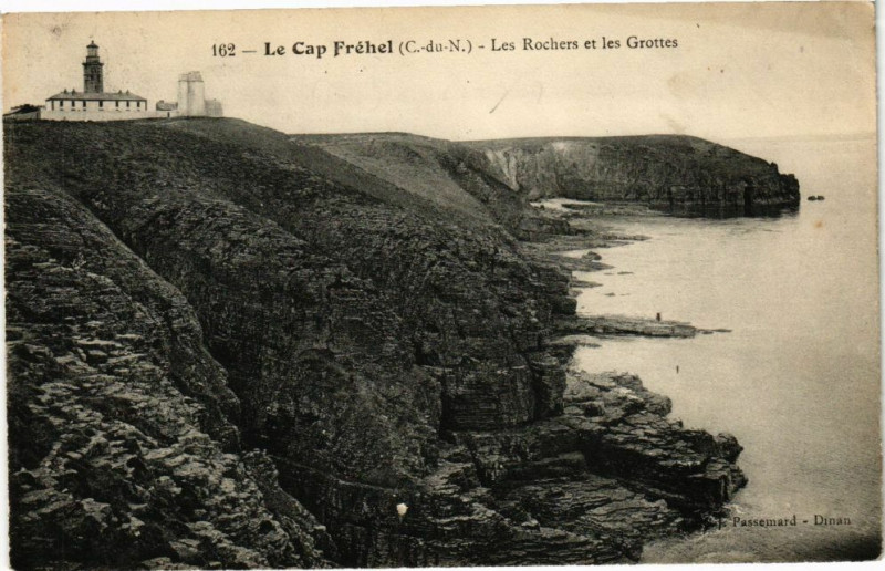 Carte postale ancienne Cap Frehel-Les Rochers et les Grottes
