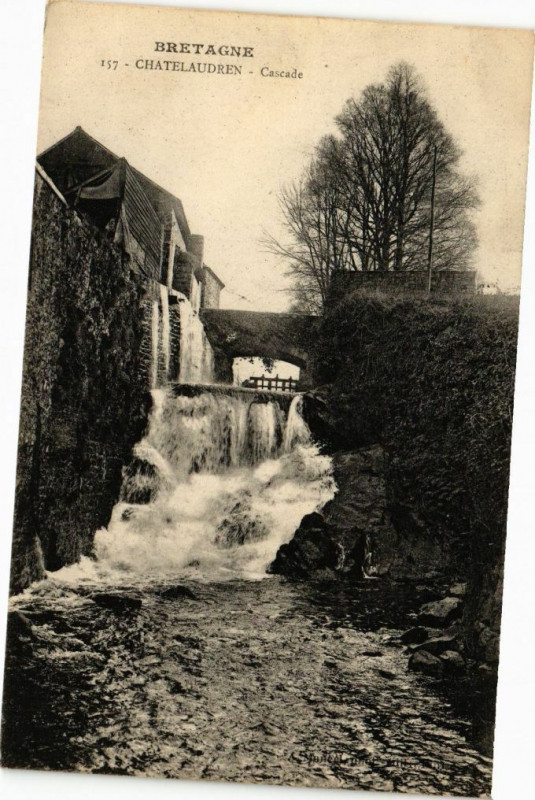 Carte postale ancienne Bretagne-Chatelaudren-Cascade
