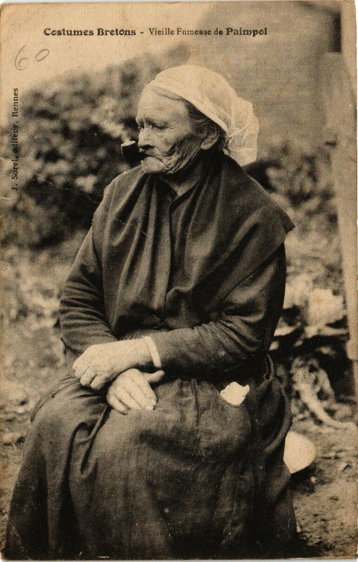 Carte postale ancienne Costumes Bretons - Vieille Fumeuse de Paimpol à Paimpol