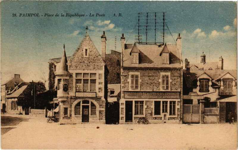 Carte postale ancienne Paimpol - Place de la République - La Paste à Paimpol