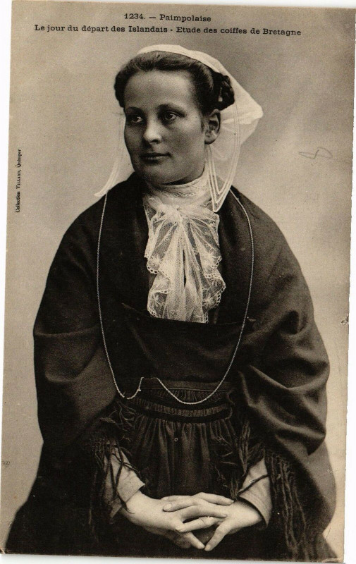 Carte postale ancienne PAIMPOLaise La jour du fépart des Islandais Etude des coiffes.. à Paimpol