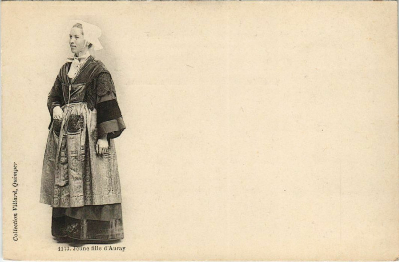 Carte postale ancienne Jeune fille d'Auray Folklore à Auray