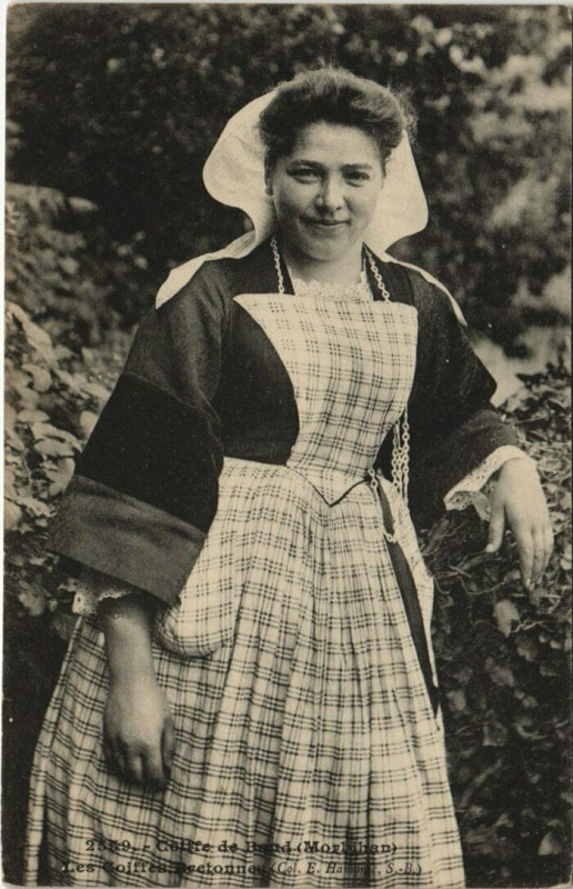 Carte postale ancienne Coiffe de Baud Folklore à Baud