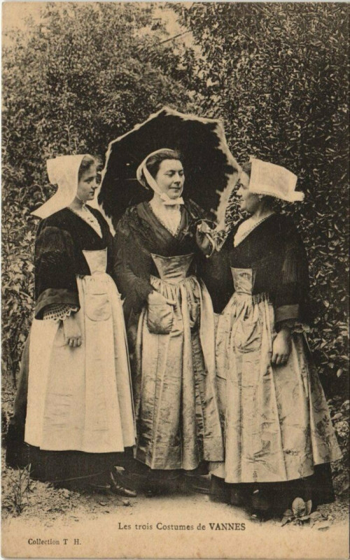 Carte postale ancienne Les Trois Costumes de Vannes Folklore à Vannes