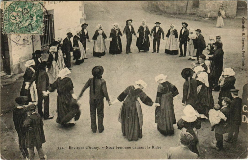 Carte postale ancienne Env. d'Auray - Noce bretonne dansant la Ridée Folklore à Auray