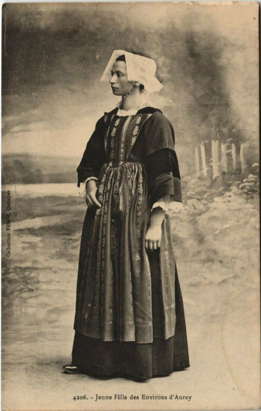 Carte postale ancienne Jeune Fille des Env. d'Auray Folklore à Auray