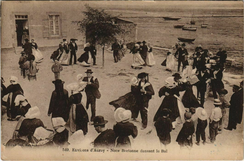 Carte postale ancienne Env. d'Auray - Noce Bretonne dansant le Bal Folklore à Auray
