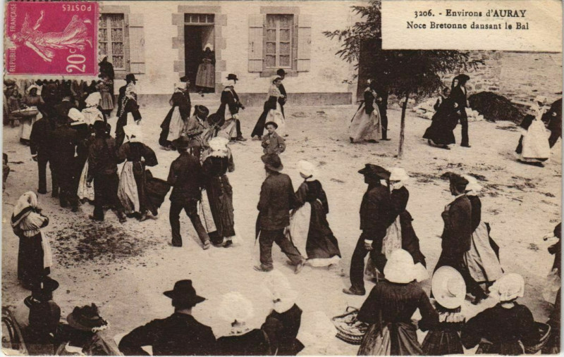 Carte postale ancienne Env. d'Auray - Noce Bretonne dansant le Bal Folklore à Auray