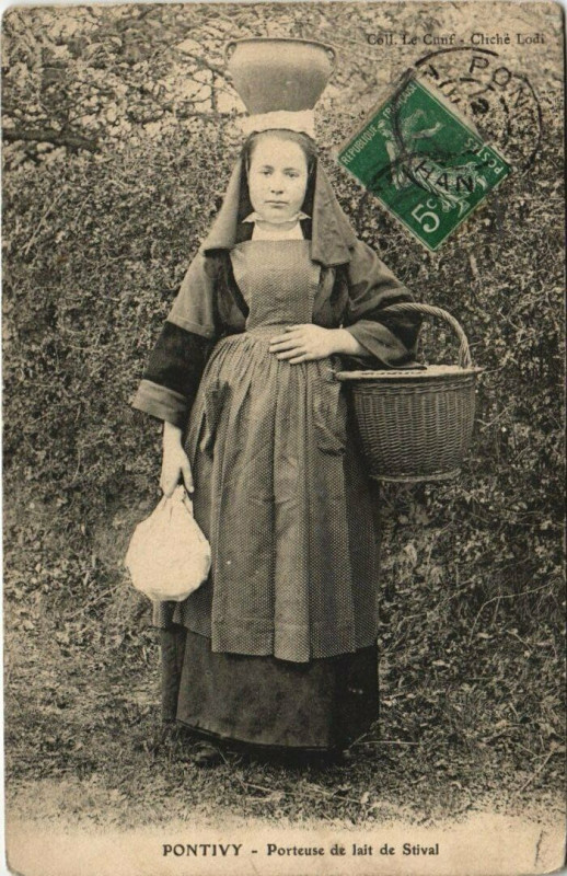 Carte postale ancienne Pontivy - Porteuse de lait de Stival Folklore à Pontivy