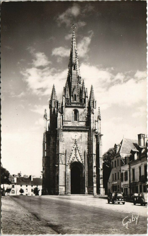 Carte postale ancienne Hennebont Place Foch et Eglise à Hennebont