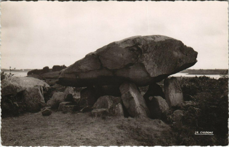 Carte postale ancienne Ile-aux-Moines Le Dolmen à Île-aux-Moines