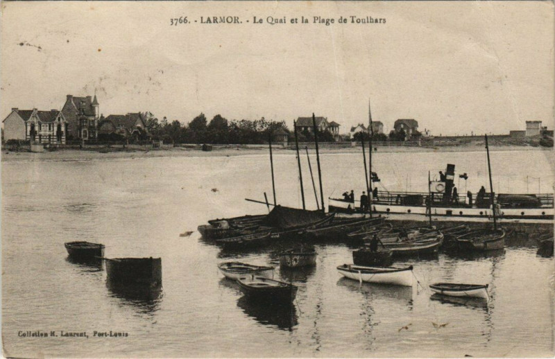 Carte postale ancienne Larmor Quai et Plage de Toulhars