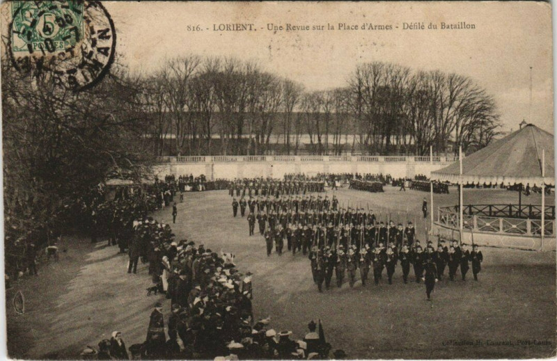 Carte postale ancienne Lorient une Revue sur la Place d'Armes à Lorient