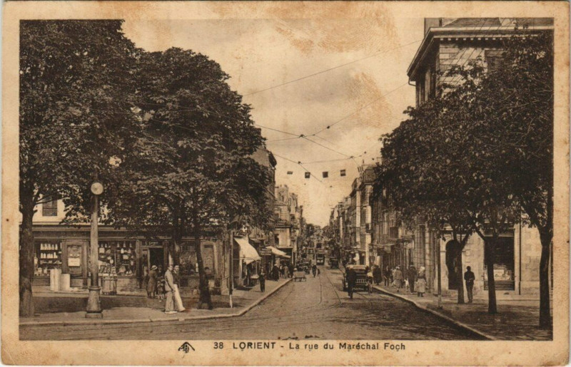 Carte postale ancienne Lorient Rue Maréchal Foch à Lorient