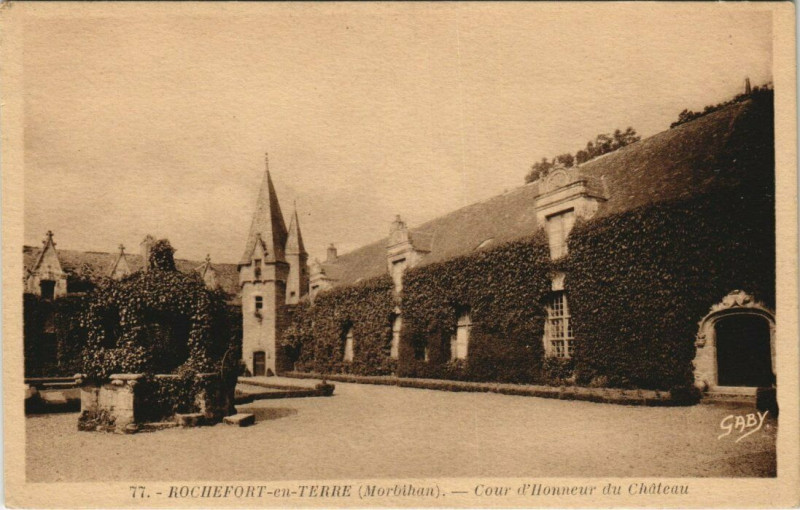 Carte postale ancienne Cour d'Honneur du Château à Rochefort-en-Terre