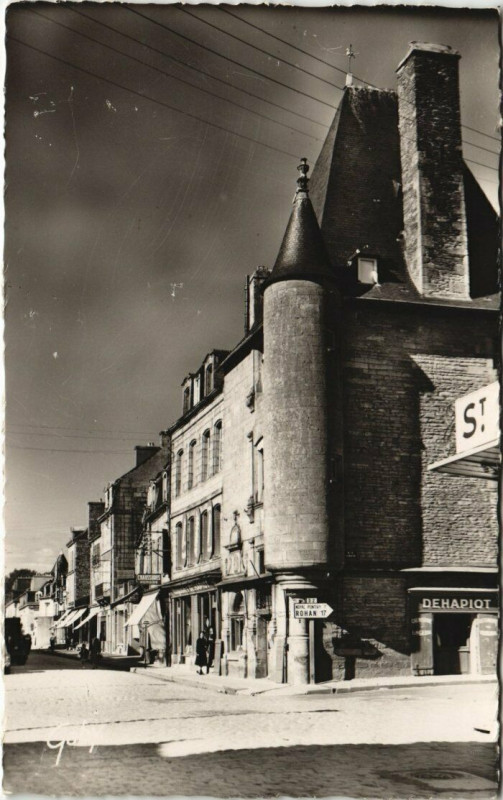Carte postale ancienne Pontivy Tour Dehapiot à Pontivy