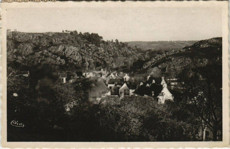 Carte postale ancienne Rochefort-en-Terre Vieux Bourg Saint-Nicoals à Rochefort-en-Terre