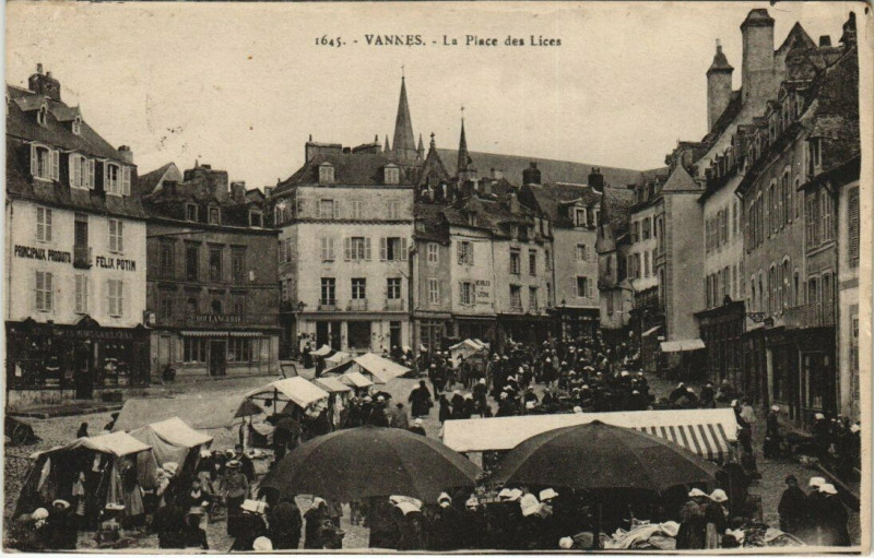 Carte postale ancienne Vannes place des Lices à Vannes