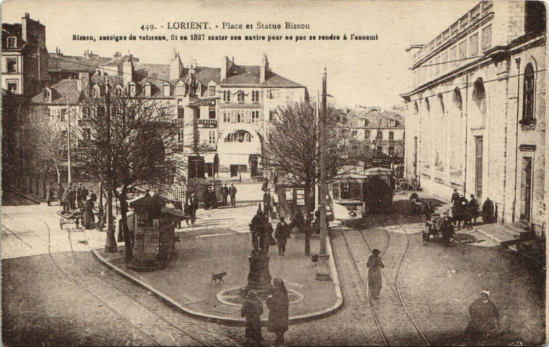 Carte postale ancienne Lorient Place et Statue Bisson à Lorient