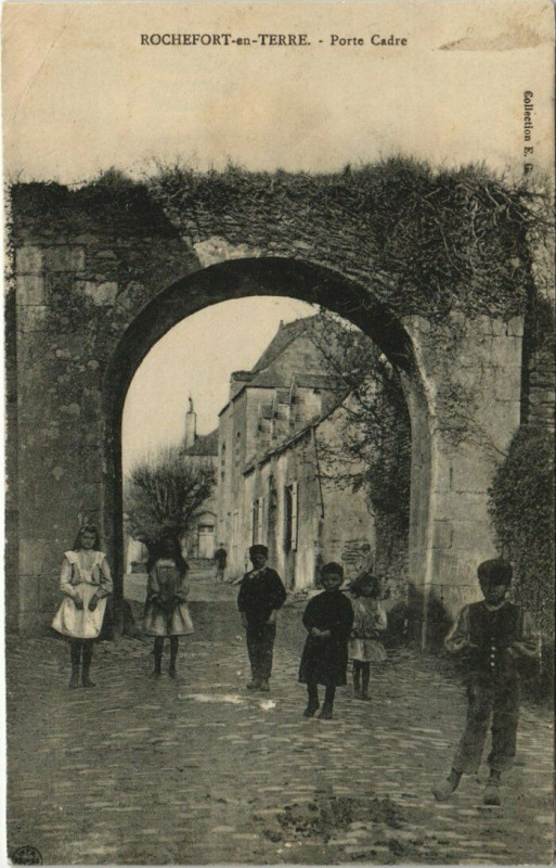 Carte postale ancienne Rochefort-en-Terre Porte Cadre à Rochefort-en-Terre