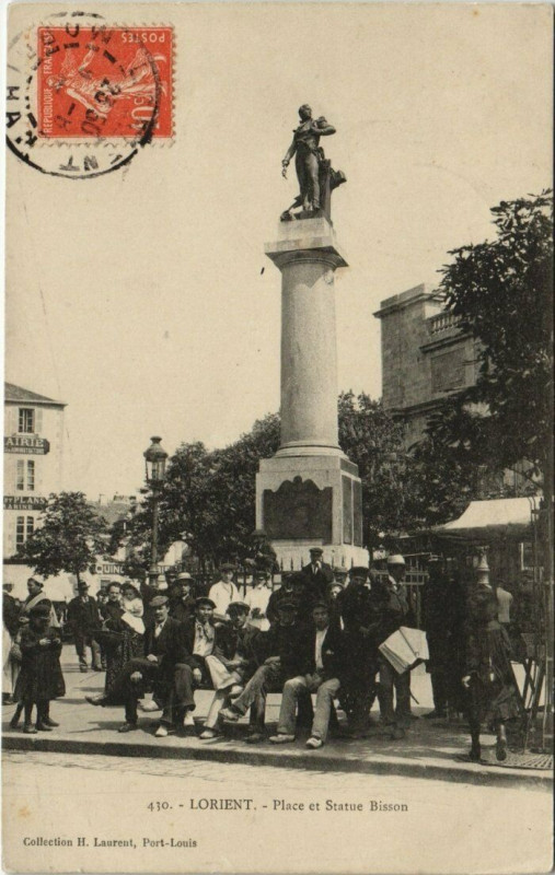 Carte postale ancienne Lorient Place et Statue Bisson à Lorient
