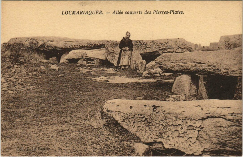 Carte postale ancienne Locmariaquer Allée couverte des Pierres Plates à Locmariaquer