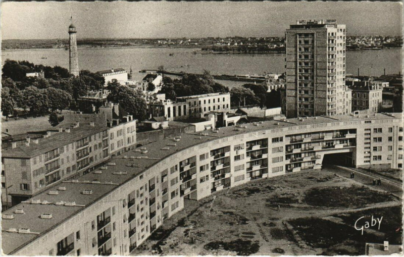 Carte postale ancienne Lorient Tour du Port à Lorient