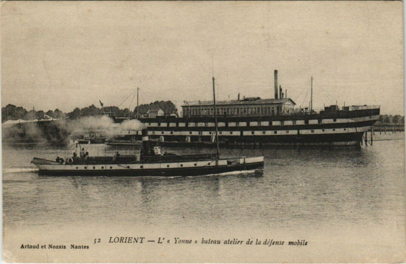 Carte postale ancienne Lorient l'Yonne bateau atelier de la défense mobile à Lorient
