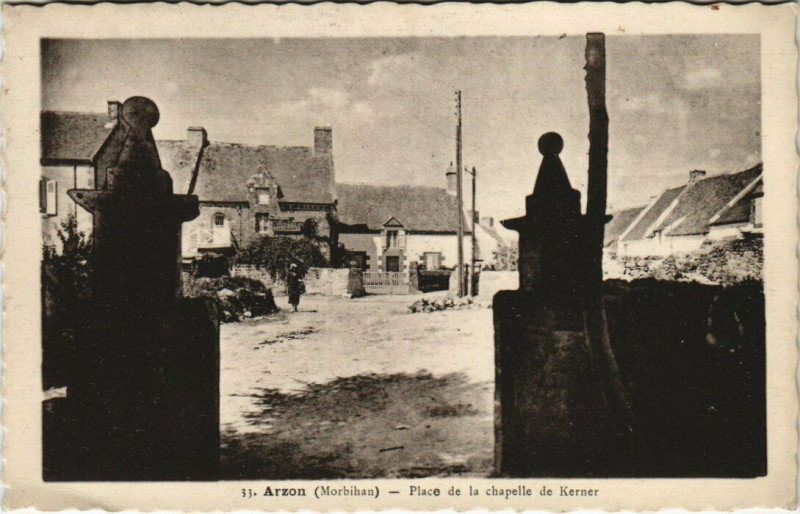 Carte postale ancienne Arzon Place de la Chapelle de Kerner à Arzon