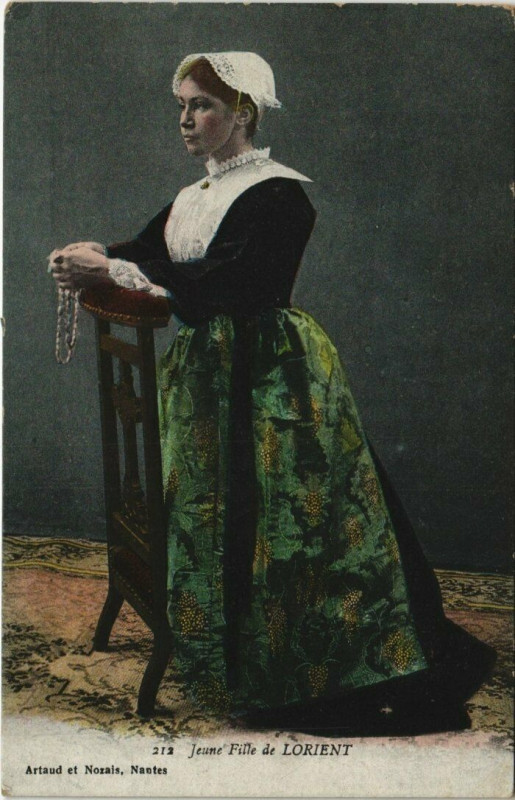 Carte postale ancienne Lorient Jeune Fille à Lorient