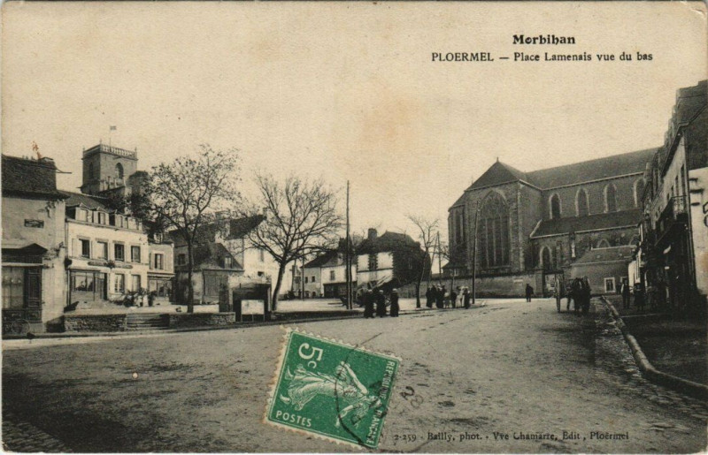 Carte postale ancienne Ploermel Place Lamenais à Ploërmel