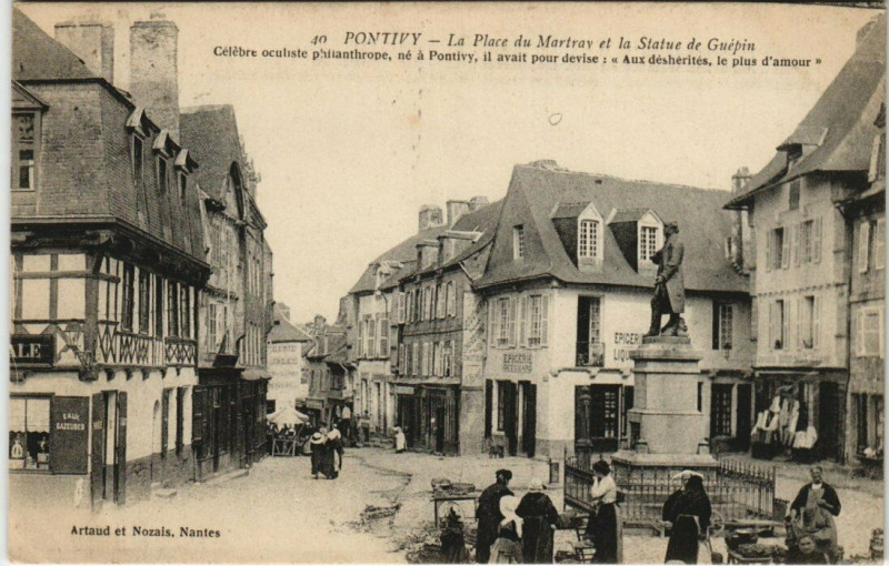 Carte postale ancienne Pontivy Place du Martray à Pontivy