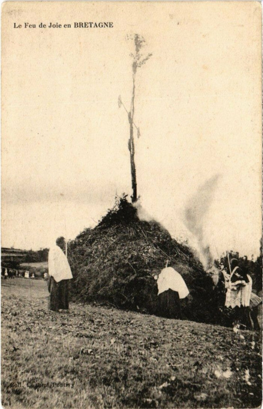 Carte postale ancienne Bretagne - Le Feu de Joie