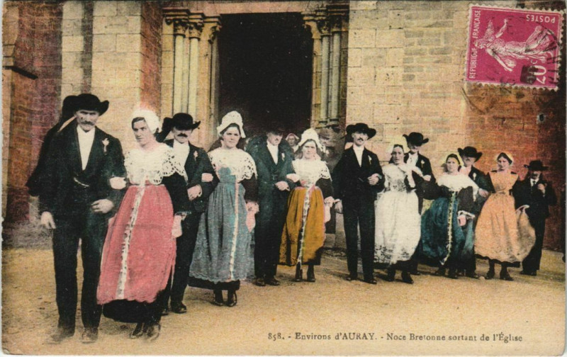 Carte postale ancienne Env. d'Auray-Noce Bretonne sortant de l'Eglise à Auray