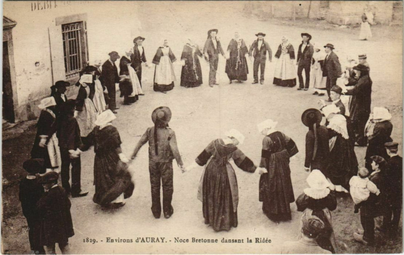 Carte postale ancienne Env. d'Auray-Noce Bretonne dansant la Ridée à Auray