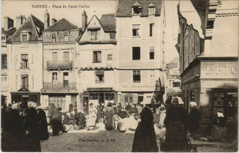Carte postale ancienne Vannes-Place du Poids Public à Vannes