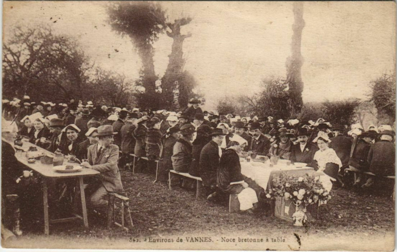 Carte postale ancienne Vannes-Noce bretonne a table à Vannes