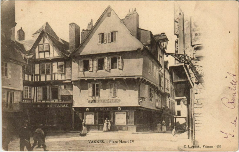 Carte postale ancienne Vannes-Place Henri Iv à Vannes