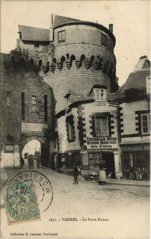 Carte postale ancienne Vannes-La Porte Prison à Vannes