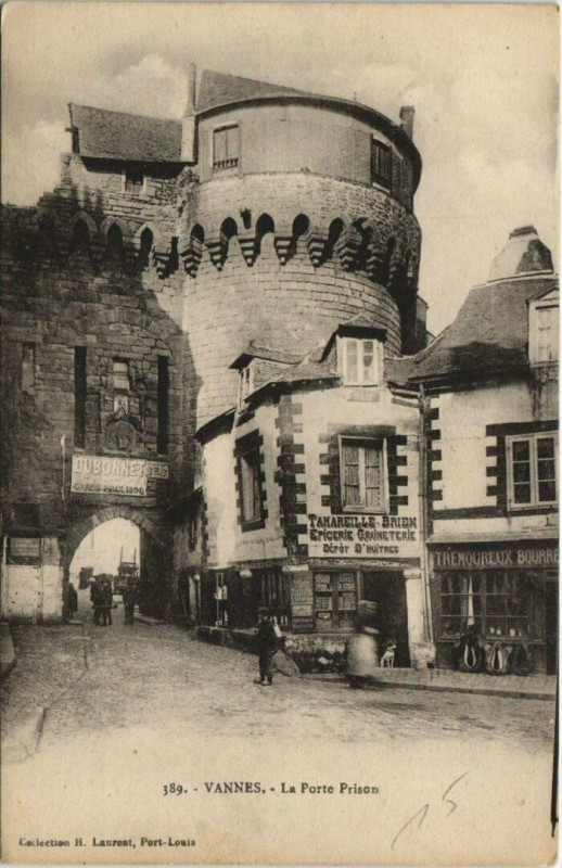 Carte postale ancienne Vannes-La Porte Prison à Vannes