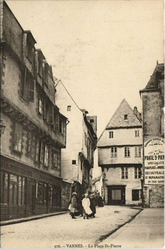 Carte postale ancienne Vannes-La Place Saint-Pierre à Vannes
