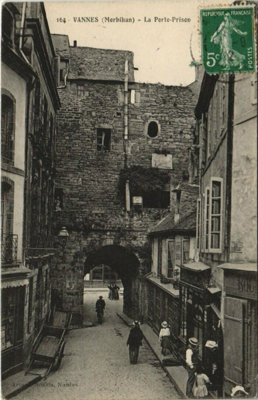 Carte postale ancienne Vannes-La Porte Prison à Vannes