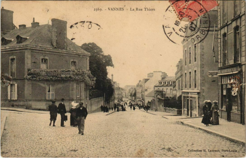 Carte postale ancienne Vannes-La Rue Thiers à Vannes