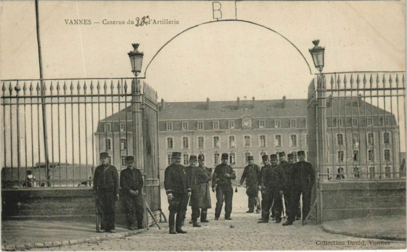 Carte postale ancienne Vannes-Caserne du 28e d'Artillerie à Vannes